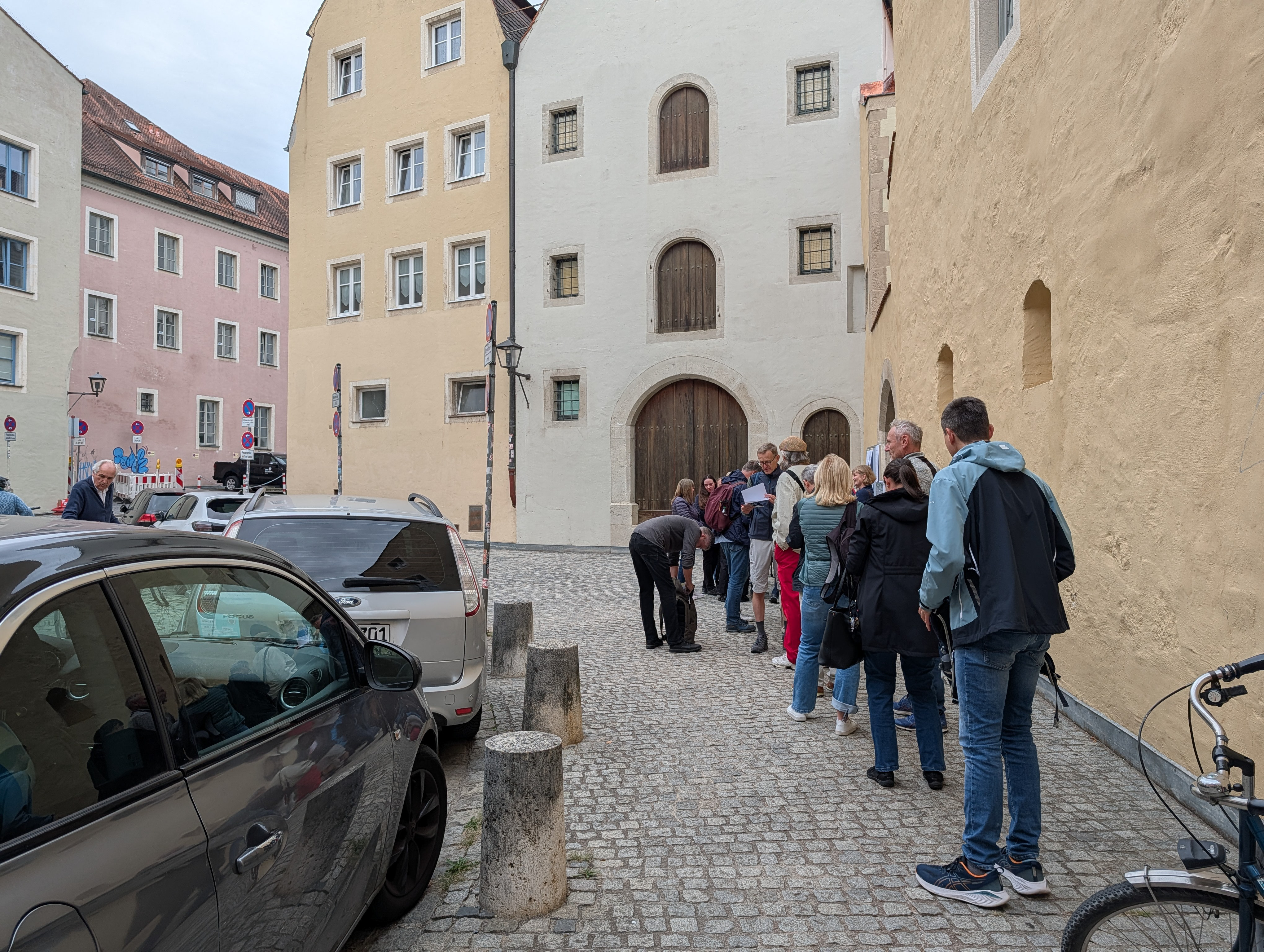Schlange an der Rückseite des Runtingerhauses