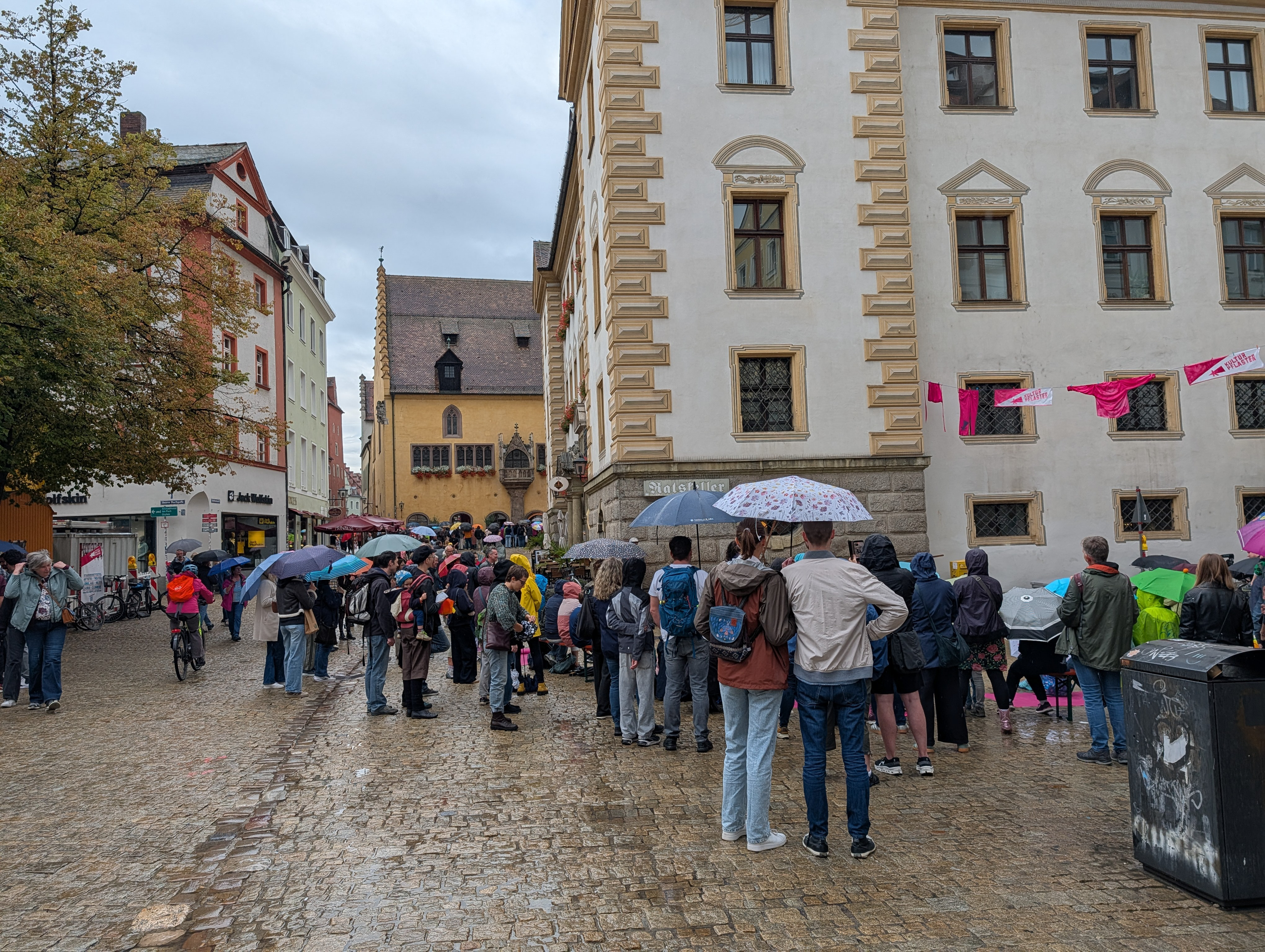 Regen über dem Kulturpflaster