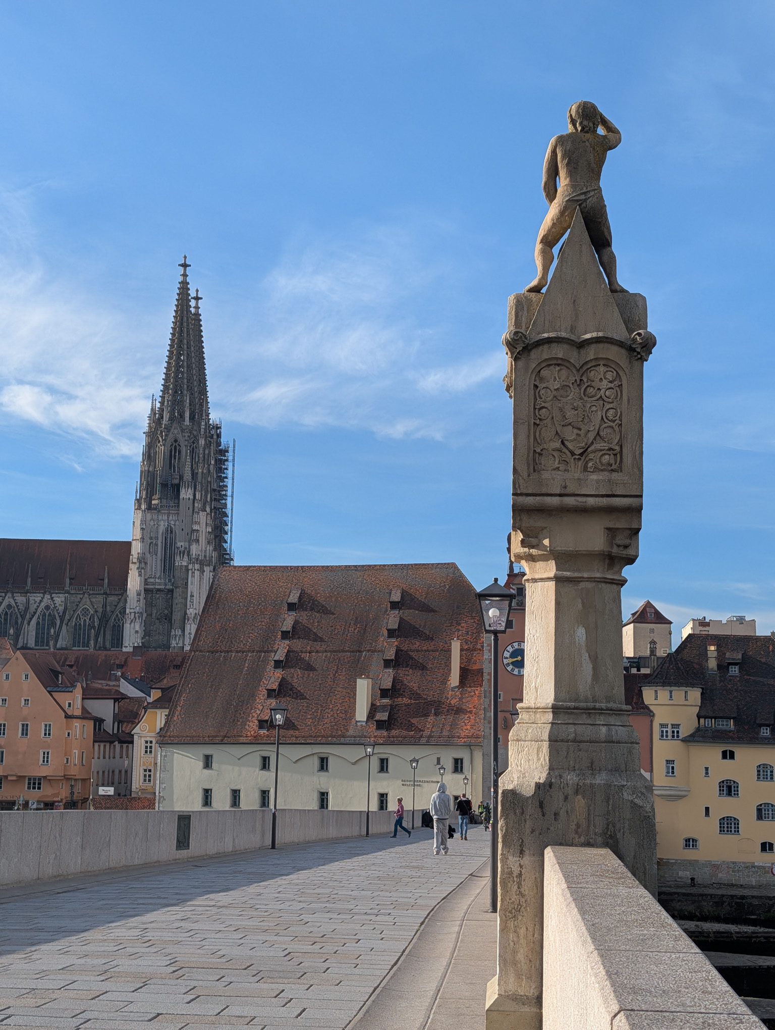 Bruckmandl blickt auf den Dom